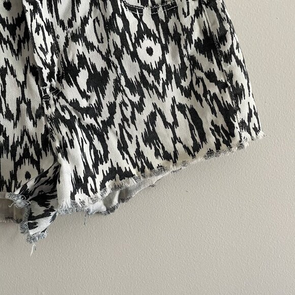 Dollhouse Women 12 Black White Aztec Printed Denim High Rise Cutoff Jean Shorts - Picture 2 of 9